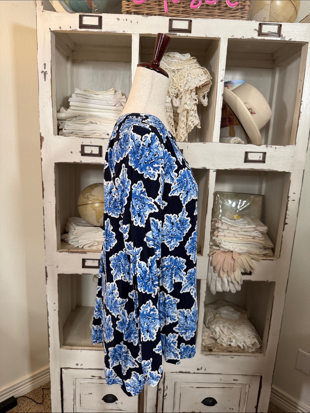 crown & ivy Blue and White Floral V-Neck Blouse - Picture 4 of 7